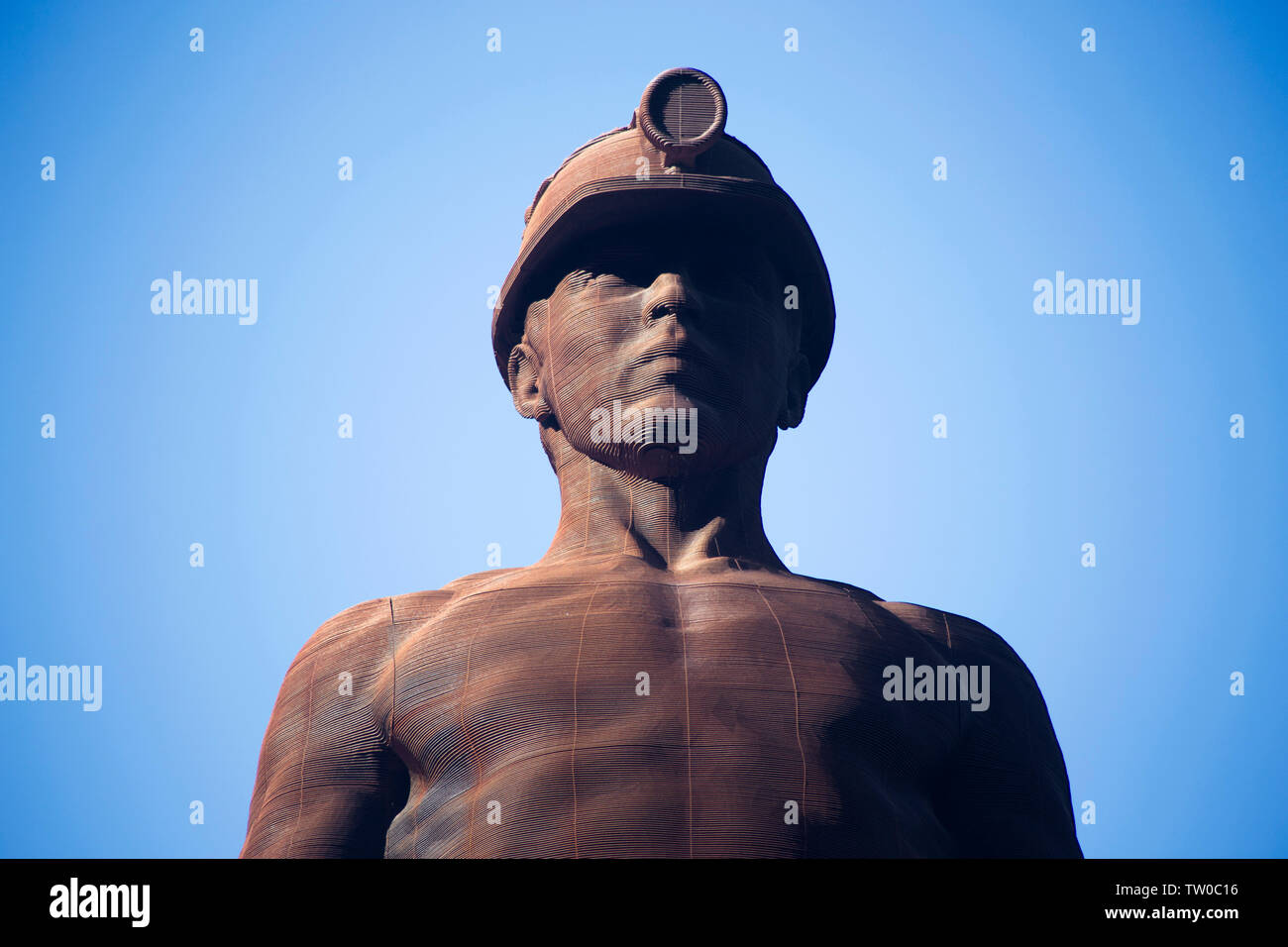 Guardian Miners Memorial di Sebastian Boyesen a Parc Arael Griffin, Six Bells, Abertillery, commemorando la morte di 45 minatori il 28 giugno 1960 Foto Stock