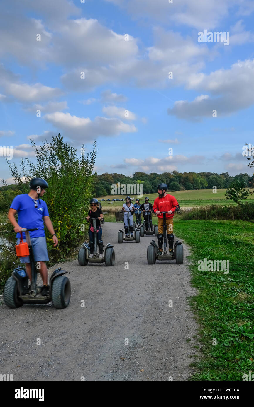 Hainault Country Park, Redbridge, Essex REGNO UNITO - Ottobre 5, 2018: gruppo di persone fuori per Segway experience a Hainault foresta. Foto Stock