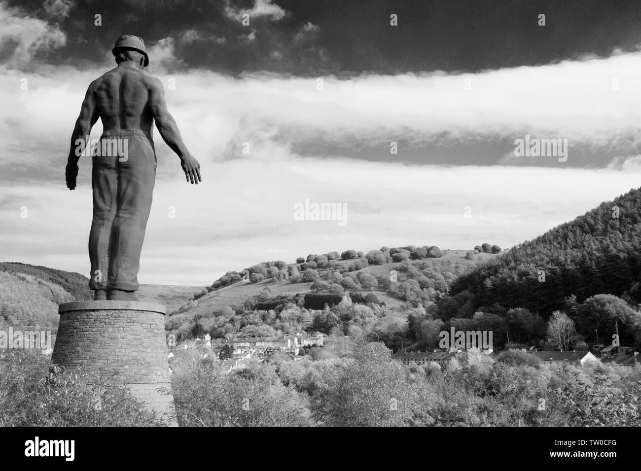 Guardian Miners Memorial di Sebastian Boyesen a Parc Arael Griffin, Six Bells, Abertillery, commemorando la morte di 45 minatori il 28 giugno 1960 Foto Stock