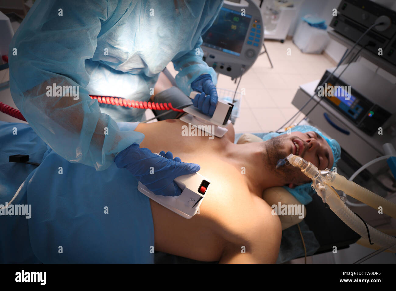 Medico nel tentativo di salvare la vita del paziente in clinica Foto Stock