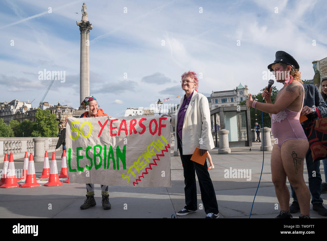 17 giugno 2019, Trafalgar Square, Londra : gli attivisti si riuniscono in Trafalgar Square, Londra per contrassegnare la Stonewall cinquantesimo anniversario con alcuni originali elementi GLF e nuovi attivisti, ricreato il primo orgoglio mai indietro nel 1972 e ha annunciato un nuovo insieme di richieste di orgoglio 2020: UN NUOVO ACCORDO CIRCA EVENTI PRIDE PER UN NUOVO MONDO età, compresa quella di orgoglio essere libero e una protesta. GLF originale membri includono Miqx Kannemeyer, Don Pepe, Ted Brown, Andrew Lumsden, Nettie Pollard e Stuart giù gli altri altoparlanti includono Russell Christie, Dan Vetro, Dani Dinger, Naomi Bourne e cantante Alex Giove Foto Stock