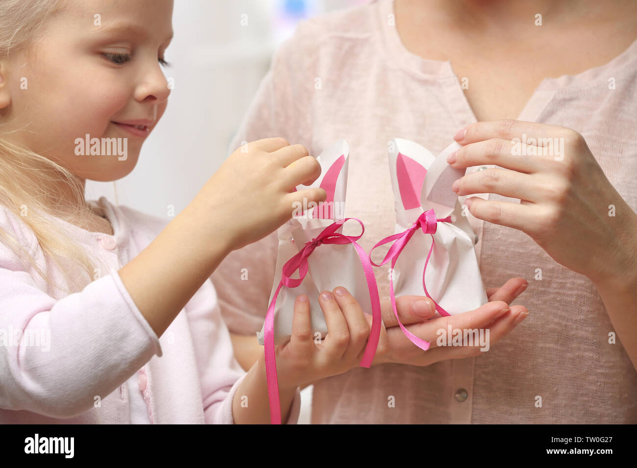 Piccoli sacchetti regalo per Pasqua Foto stock - Alamy