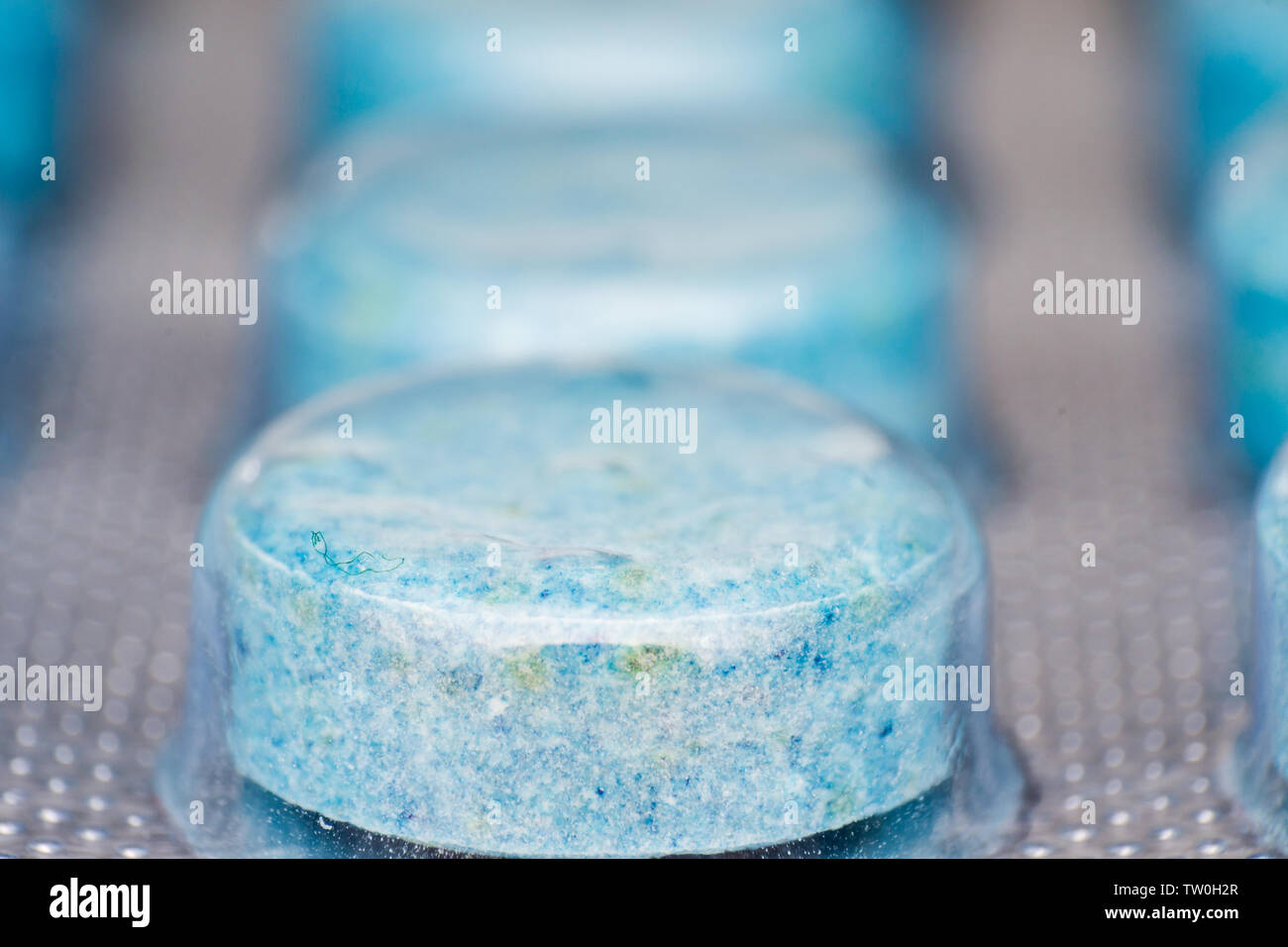 Blu pillole confezionata in involucro di plastica close-up Foto Stock