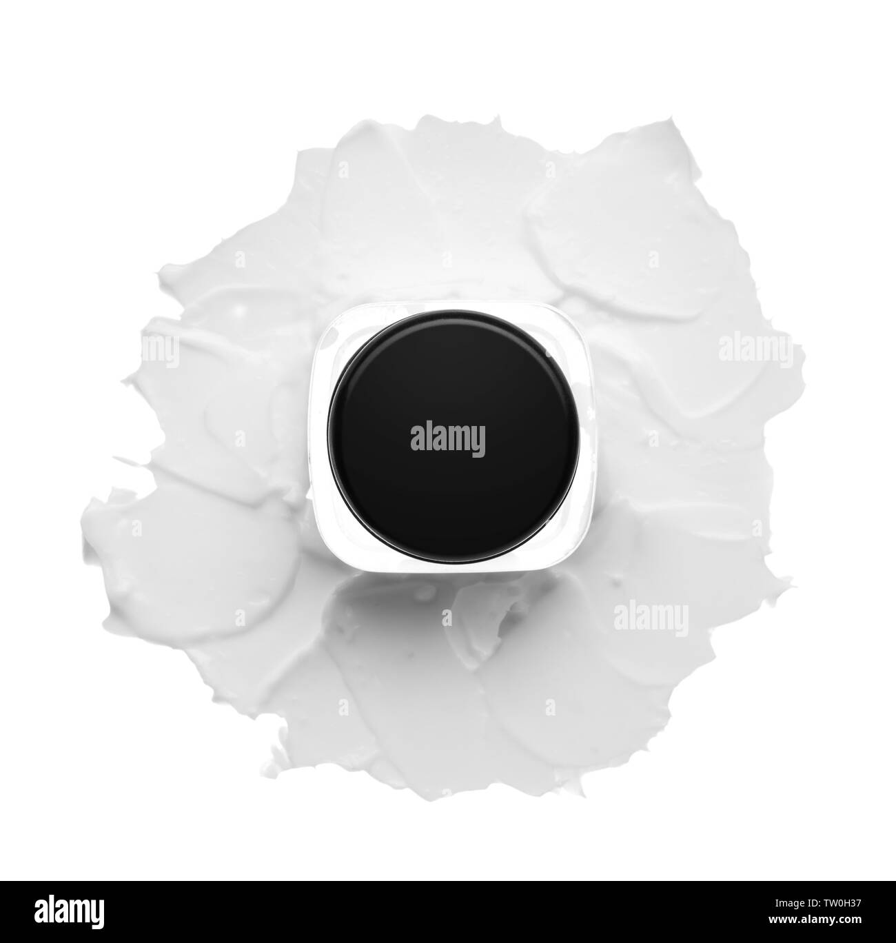 Macchie e consistenza di crema per il viso o bianco vernice acrilica isolati su sfondo bianco Foto Stock