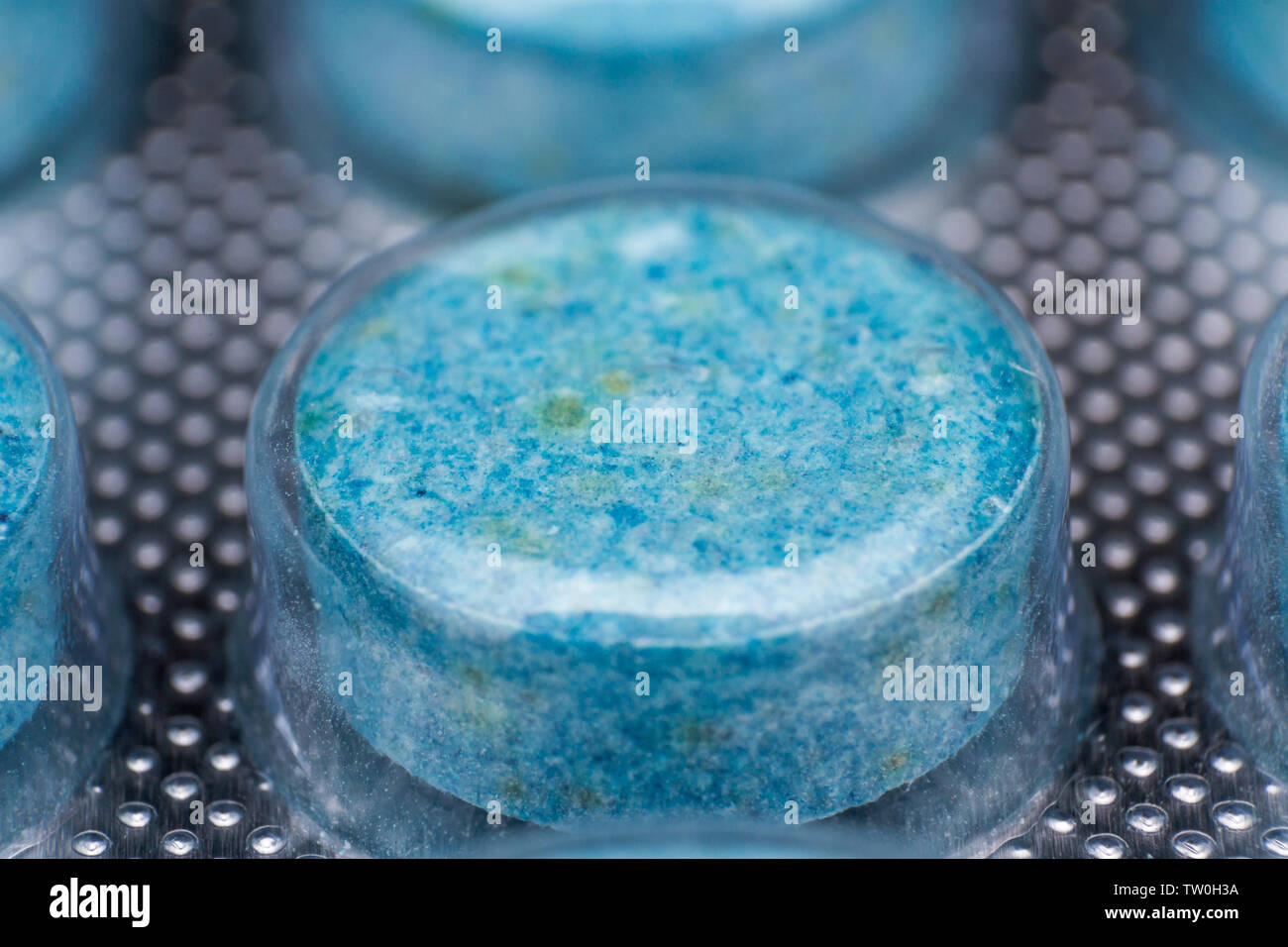Blu pillole confezionata in involucro di plastica close-up Foto Stock