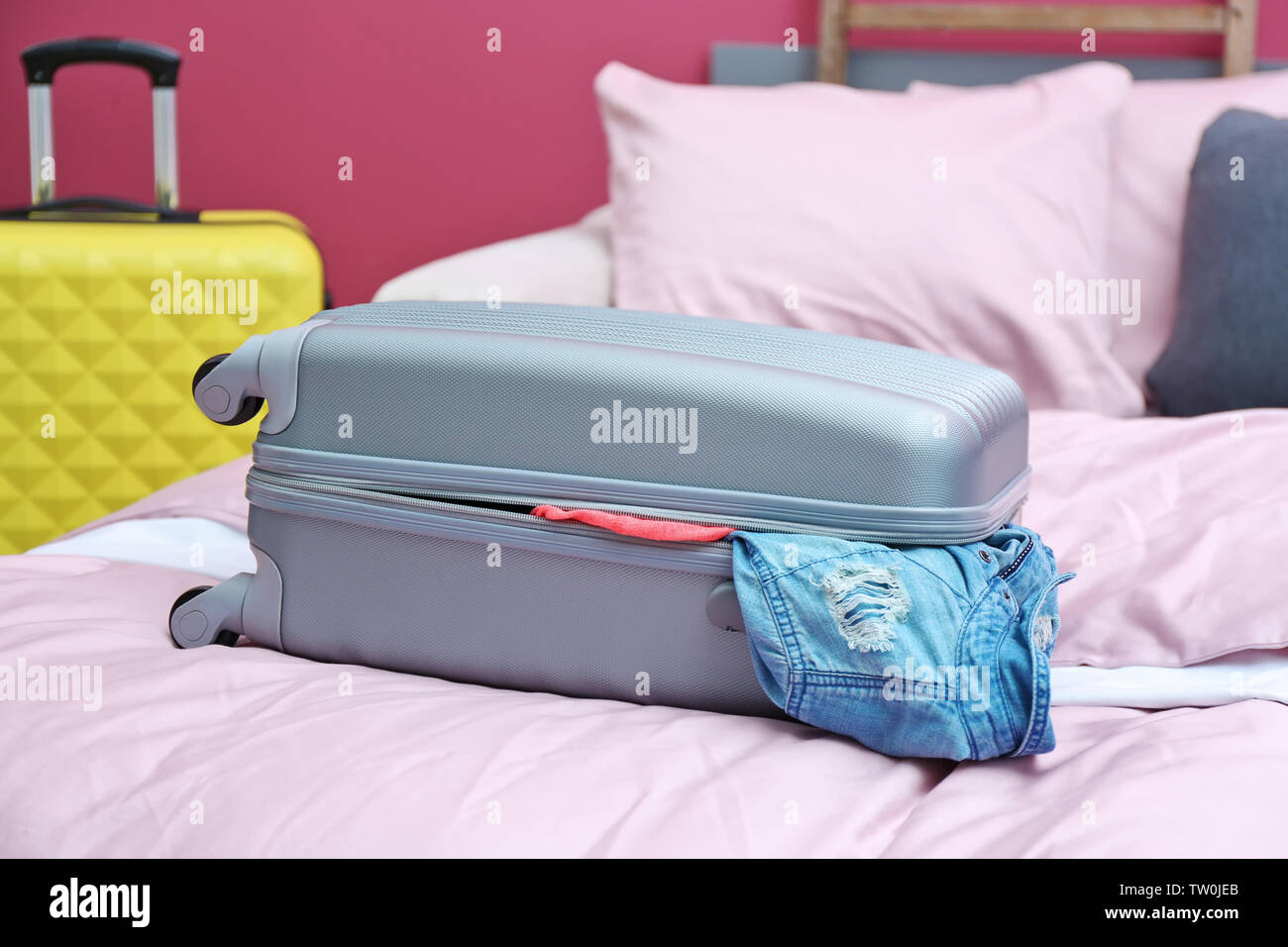 Pranzo travel valigia sul letto di casa Foto Stock