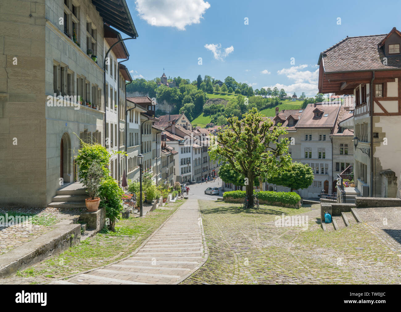 Friburgo, FR / Svizzera - 30 Maggio 2019: vista sulla storica città svizzera di Friburgo con la sua città vecchia e la famosa cappella sulla collina Foto Stock
