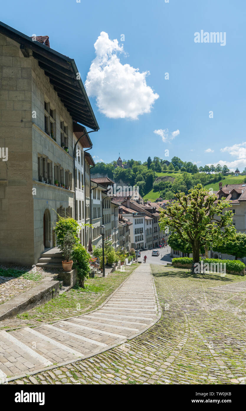 Friburgo, FR / Svizzera - 30 Maggio 2019: vista sulla storica città svizzera di Friburgo con la sua città vecchia e la famosa cappella sulla collina Foto Stock