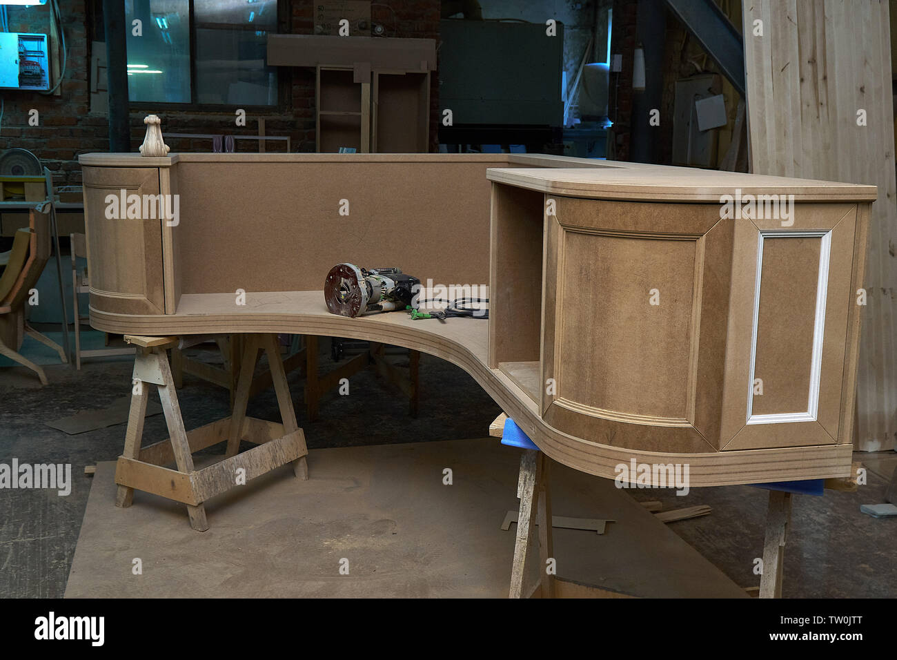 Desktop processo di costruzione. Desktop classico. Upside down tavolo. I mobili in legno del processo di fabbricazione Foto Stock