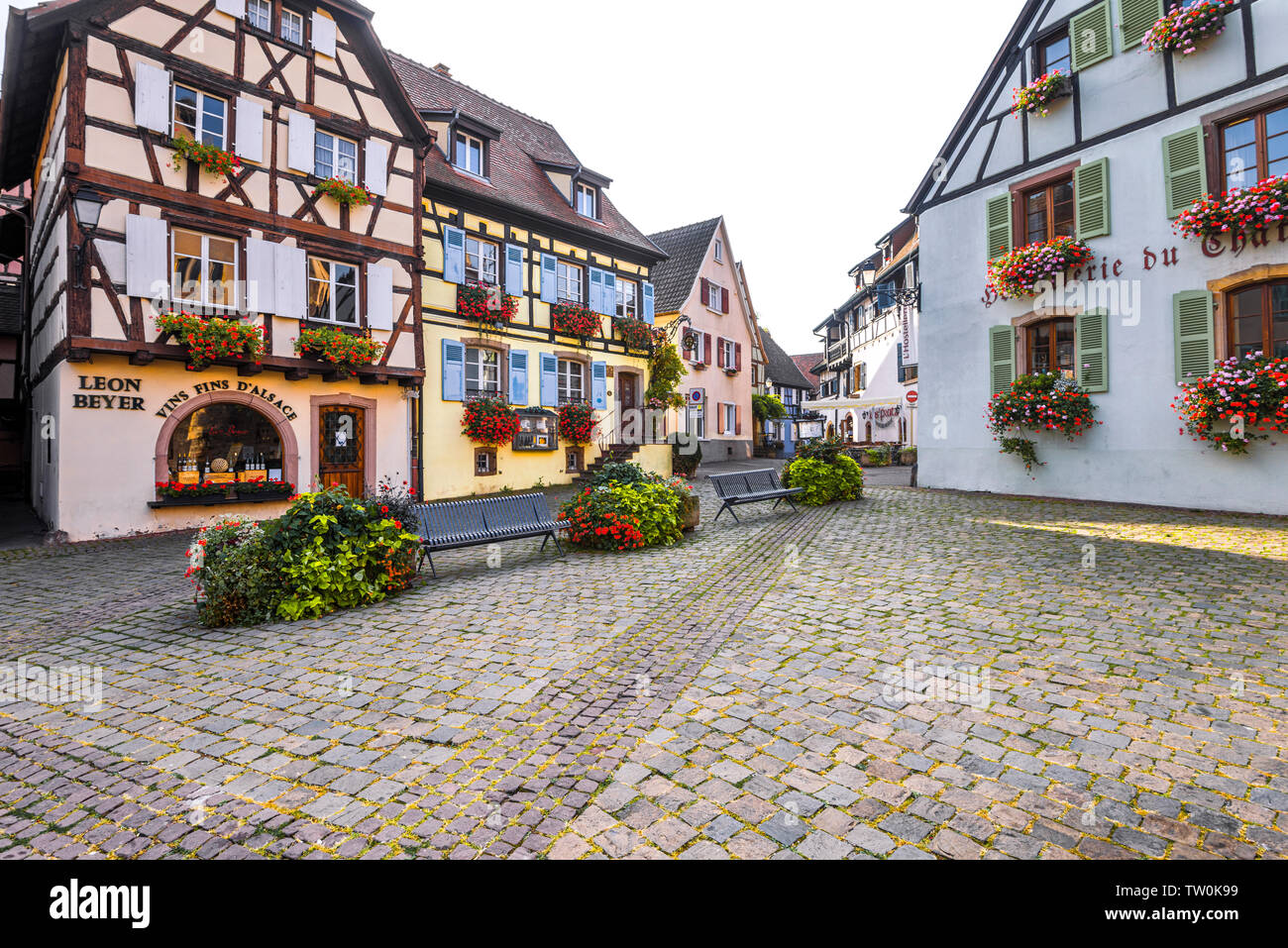 Vecchio villaggio Eguisheim, Alsazia, Francia, fiorito case con travi di legno Foto Stock