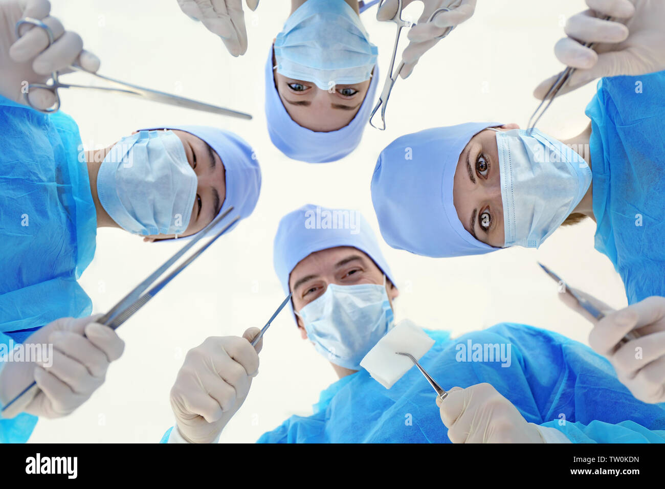 I giovani medici con strumenti chirurgici in clinica, vista dal basso Foto Stock