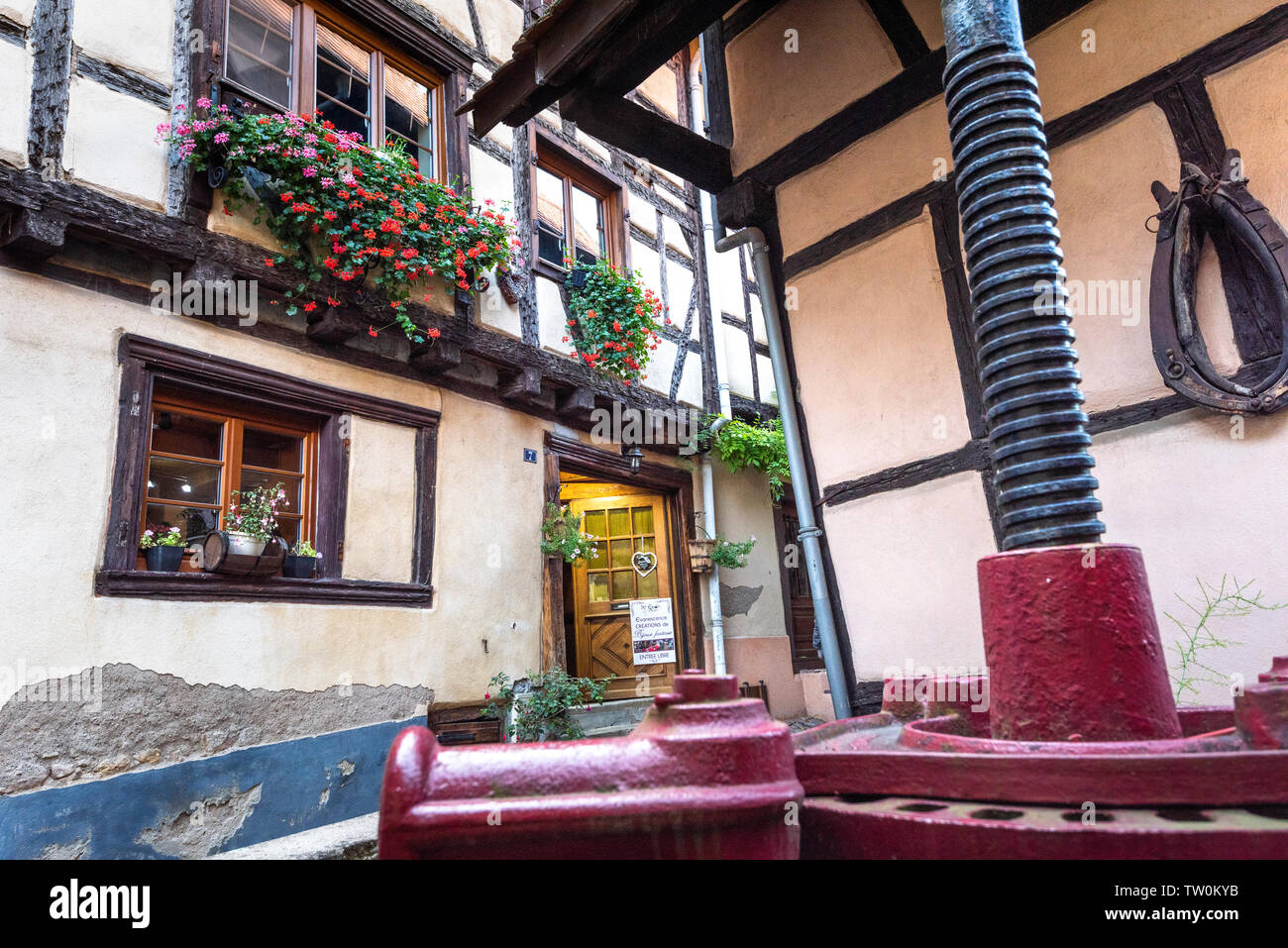 Guesthouse di Eguisheim, Alsazia, Francia, vino vecchio premere nella parte anteriore Foto Stock