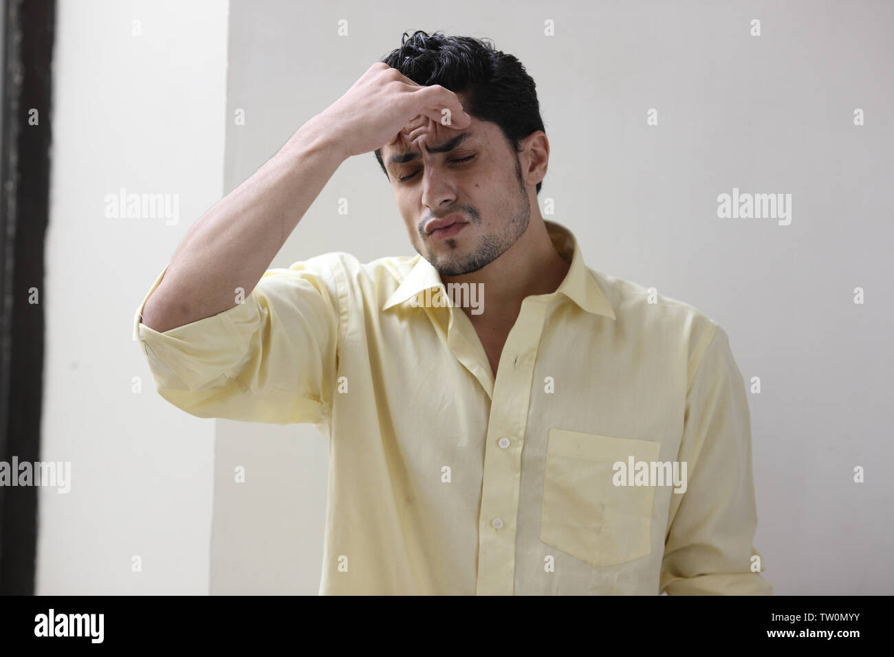 Indian giovane uomo che soffre di mal di testa Foto Stock