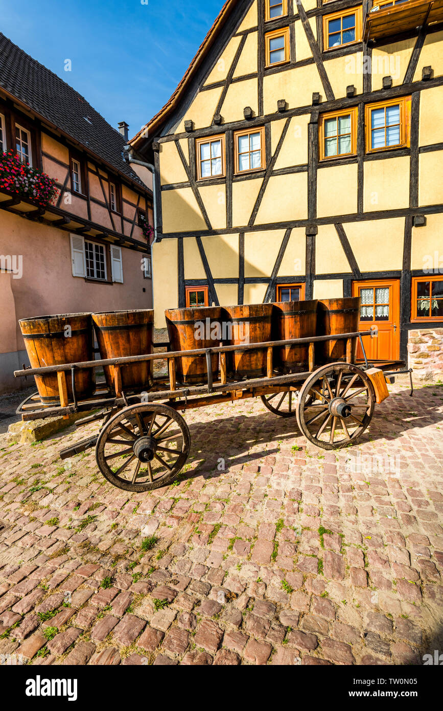Vecchio carrello di legno con tini, Eguisheim, Alsazia, Francia, villaggio tradizionale di vinificazione Foto Stock