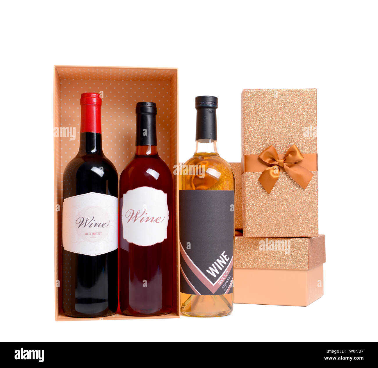 San Valentino concetto. Le bottiglie di vino e confezioni regalo isolato su  bianco Foto stock - Alamy