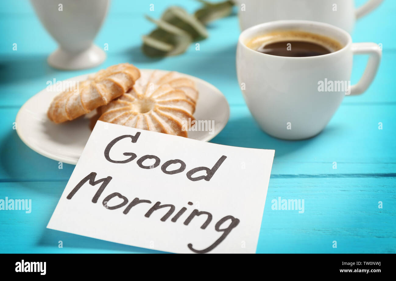 La deliziosa prima colazione e buona mattina saluto nota sul tavolo di legno closeup Foto Stock
