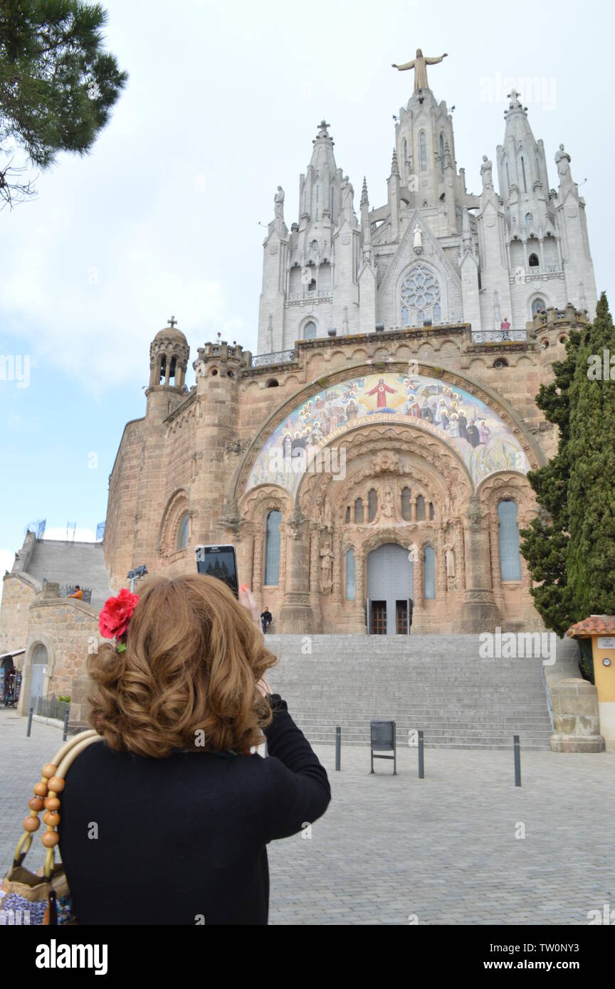 Un turista scatta una foto per la chiesa di Tibidabo di Barcellona Spagna Foto Stock