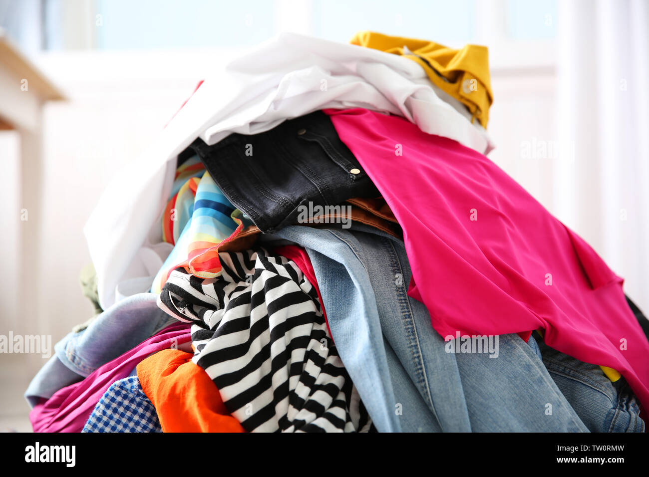 Disordinato vestiti colorati, primo piano Foto stock - Alamy