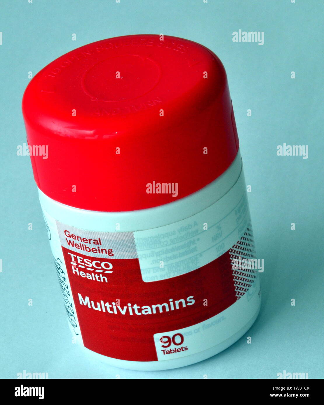 Un studio shot di una vasca in plastica della Tesco complessi multivitaminici e minerali integratore alimentare su sfondo bianco Foto Stock