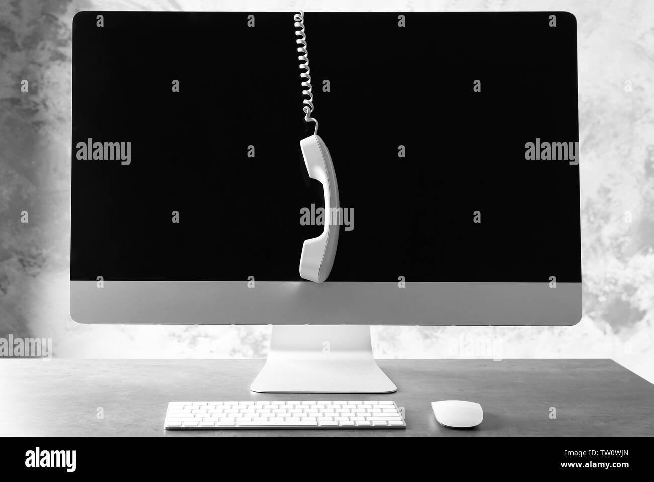 Moderni posti di lavoro su un tavolo luminoso Foto Stock