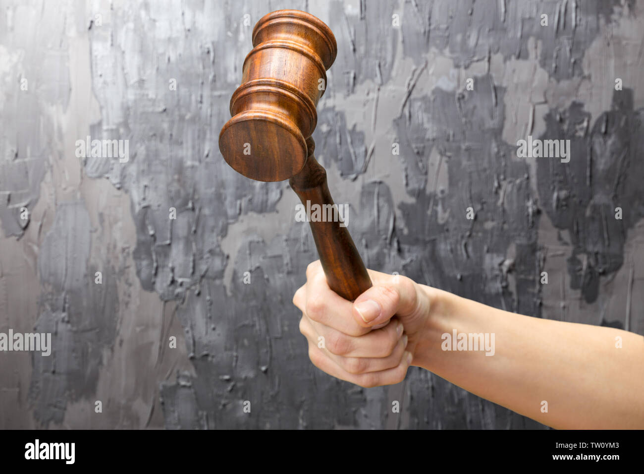 Someones mano azienda diritto in legno martello Foto Stock