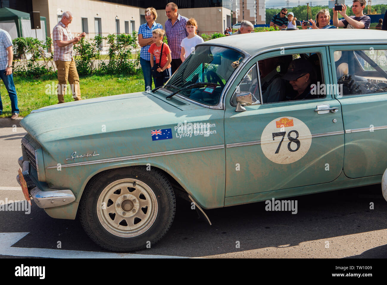 Novokuznetsk, Russia-June 14, 2019: Il settimo Pechino al Paris Motor Challenge 2019. Holden EH 1964 di lasciare la città e andare in un altro stadio di rally. Foto Stock