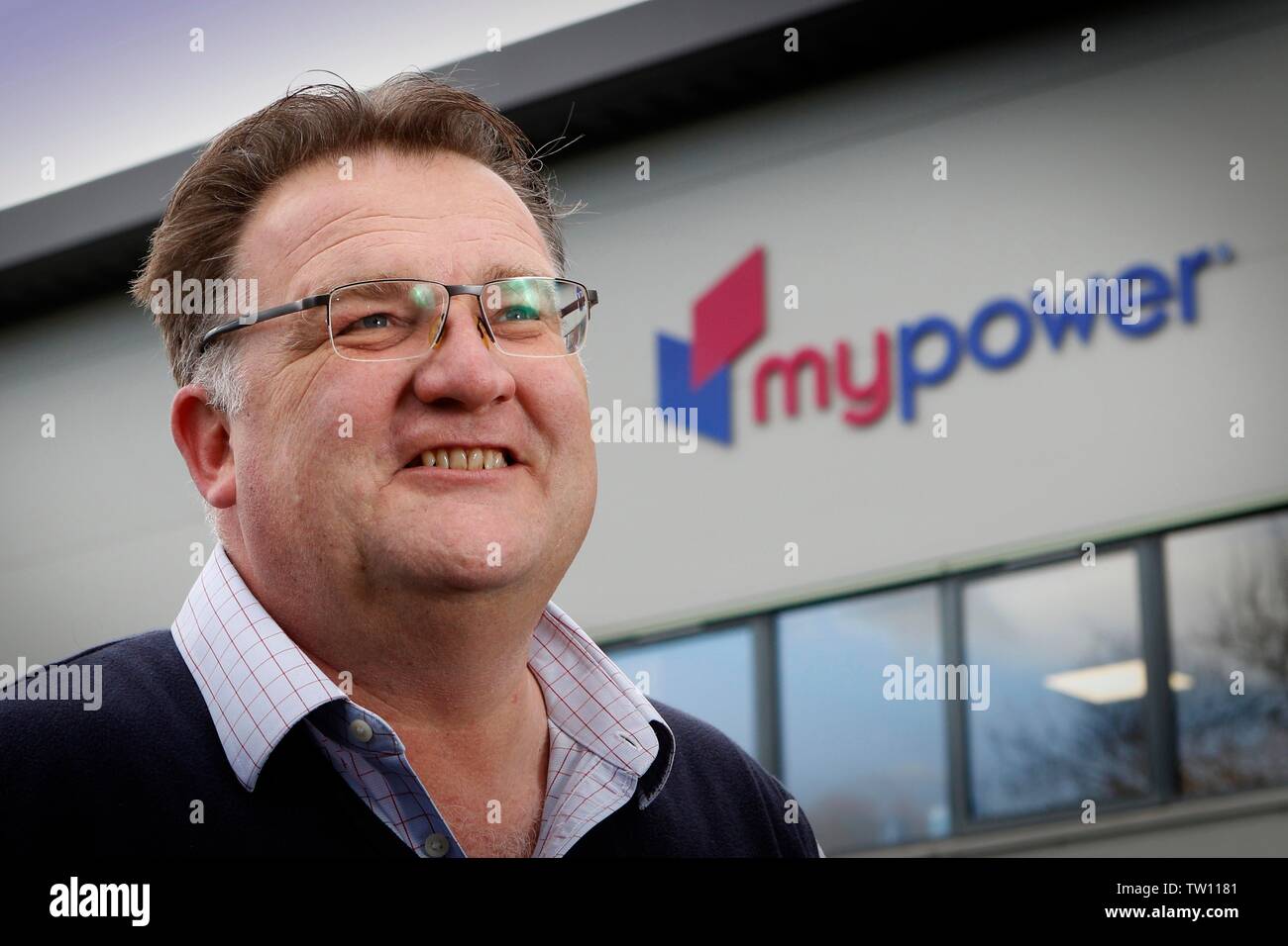 Ben Harrison, managing partner di mypower, il pannello solare installation company, basata a Toddington, Gloucestershire, Inghilterra, Regno Unito. Foto Stock