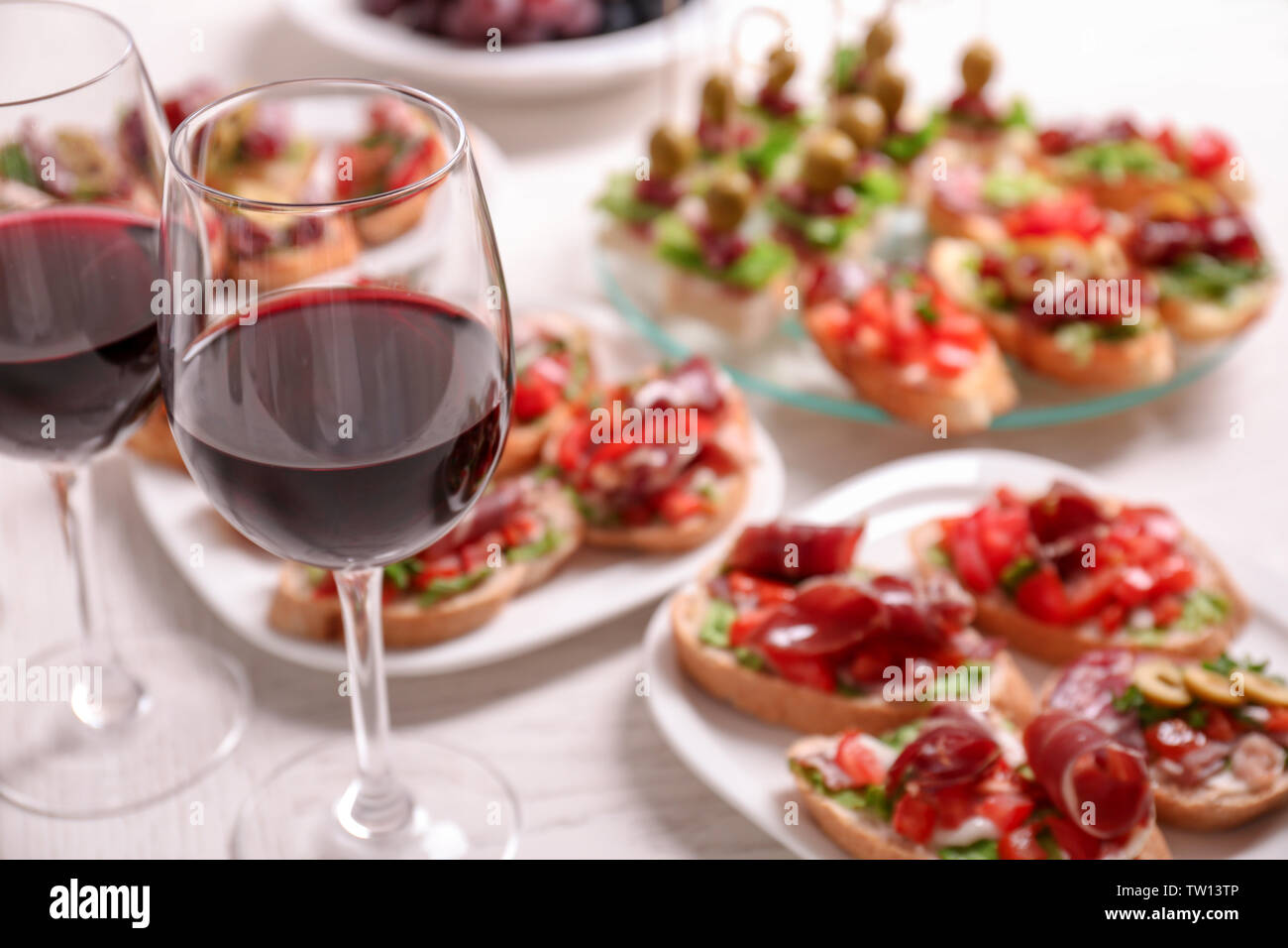 Vino con gustose bruschette serviti al tavolo Foto Stock