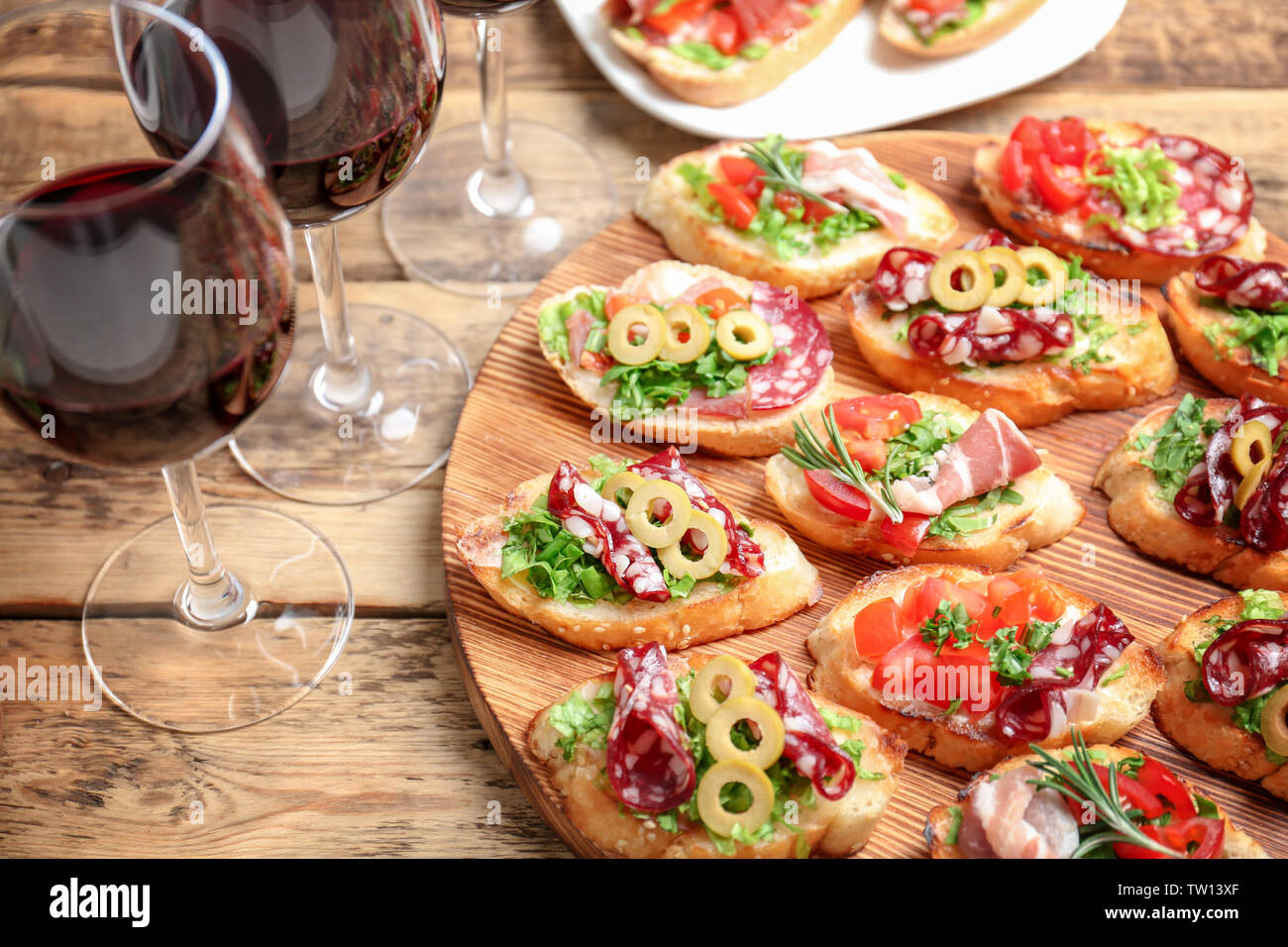 Gustose bruschette servita con il vino sulla tavola Foto Stock