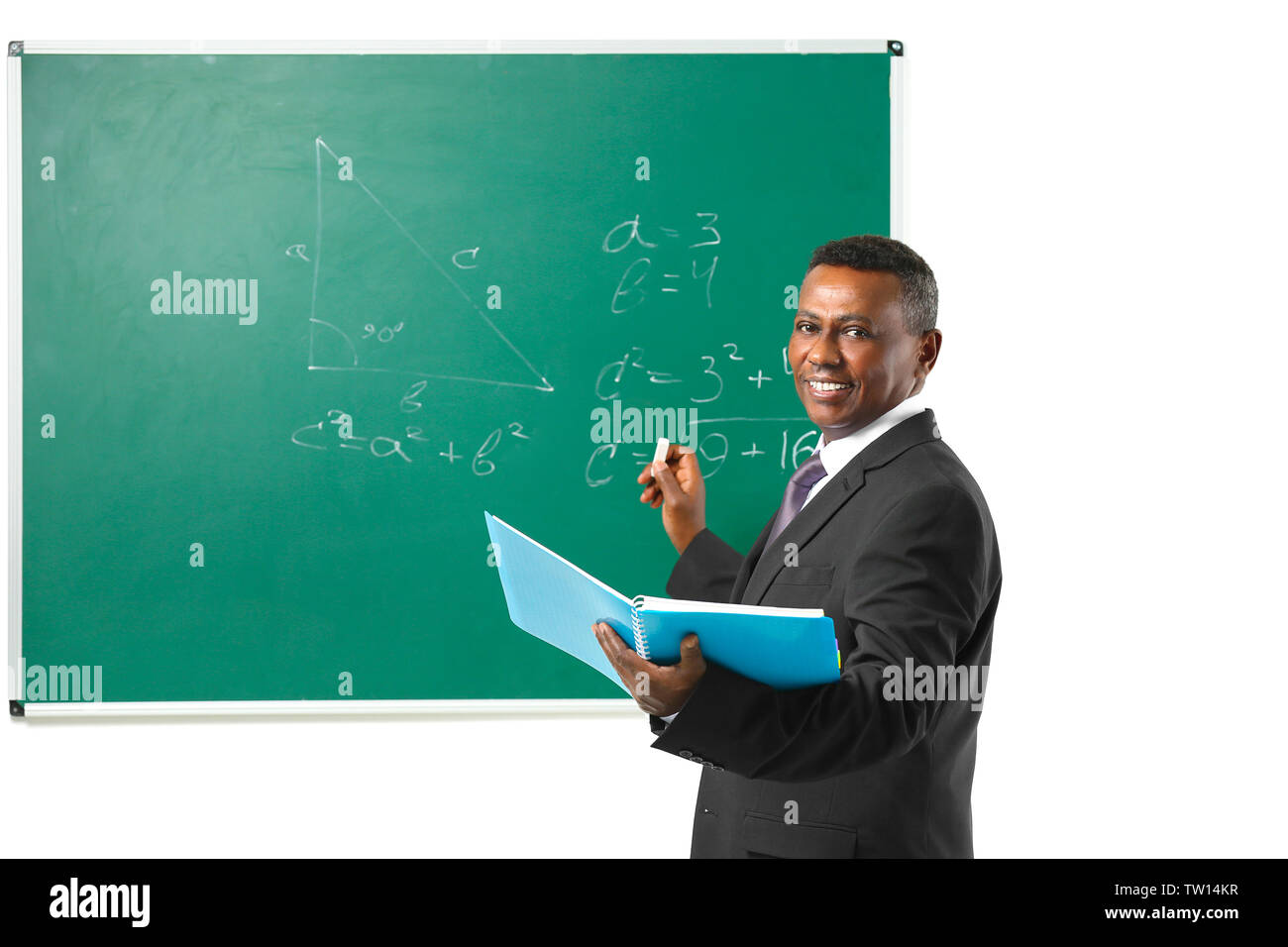 Maestro indiano spiegando le formule matematiche scritte sulla lavagna Foto Stock