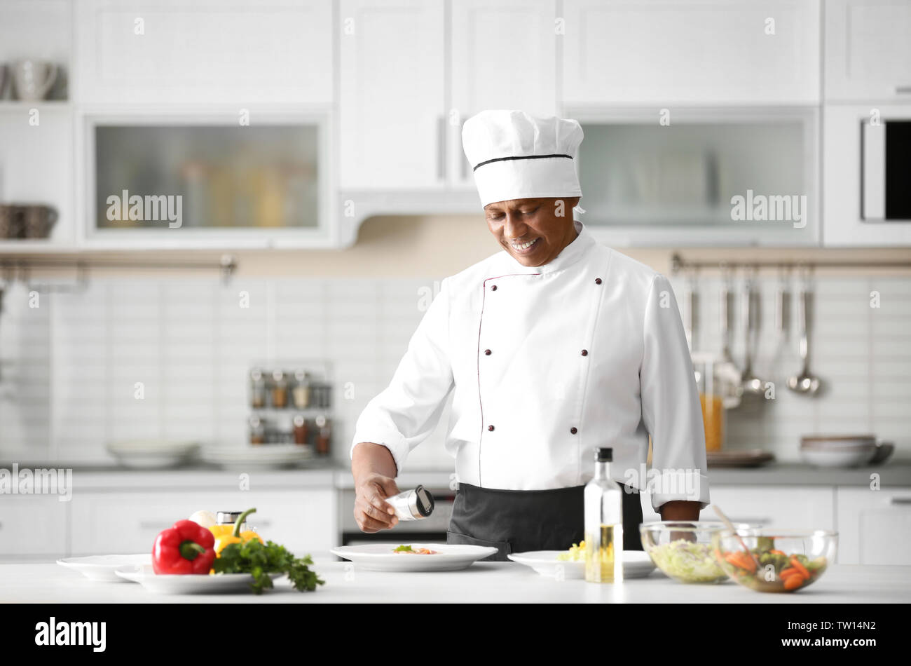 Coppia chef indiano la cottura in cucina Foto Stock