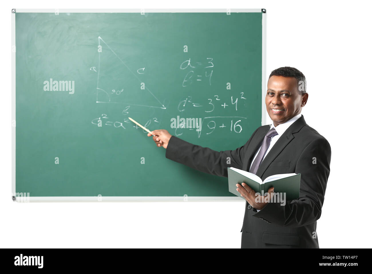 Maestro indiano spiegando le formule matematiche scritte sulla lavagna Foto Stock