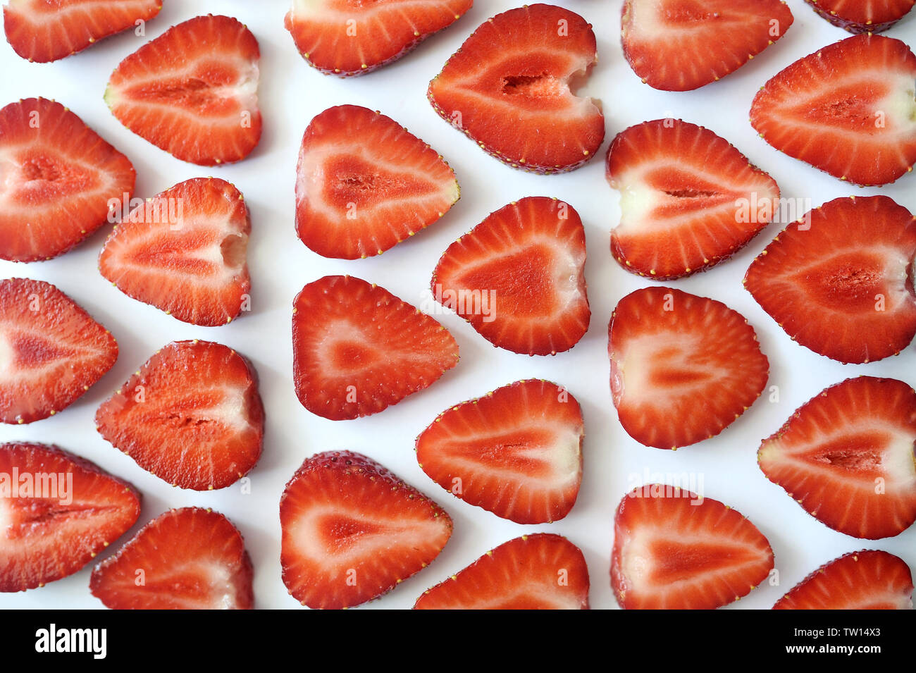Fetta di fragola rossa texture di sfondo. Vista dall'alto. Concetto di estate alimenti eco Foto Stock