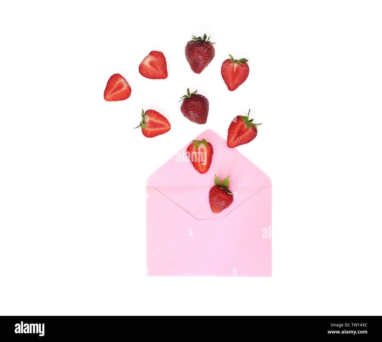 Fragola spingere fuori dalla carta rosa busta. Creative fragola su sfondo bianco. Vista superiore, laici piatta con posto per il testo Foto Stock