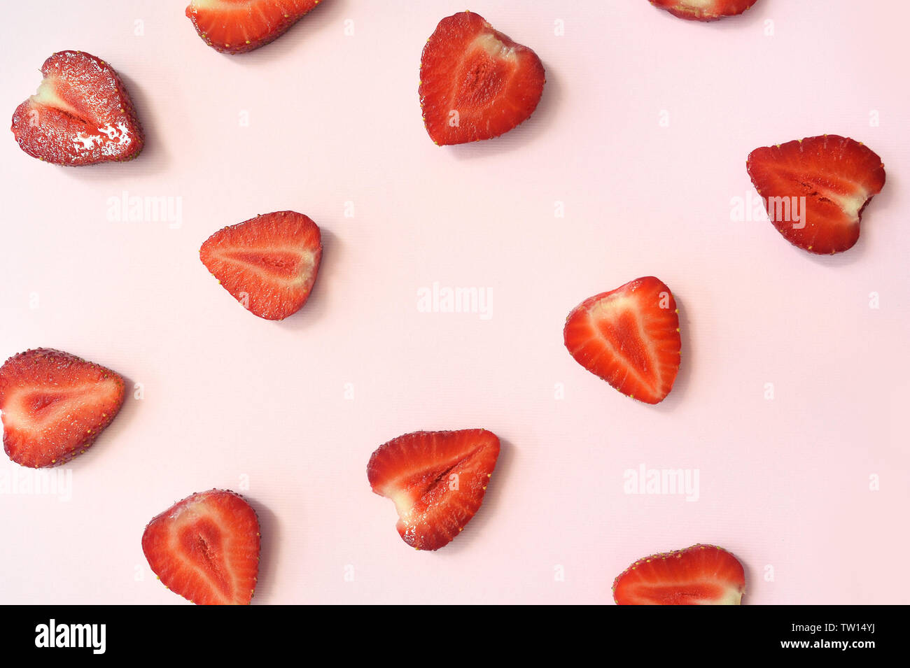 Fetta di fragola rossa texture di sfondo. Vista dall'alto. Concetto di estate alimenti eco Foto Stock