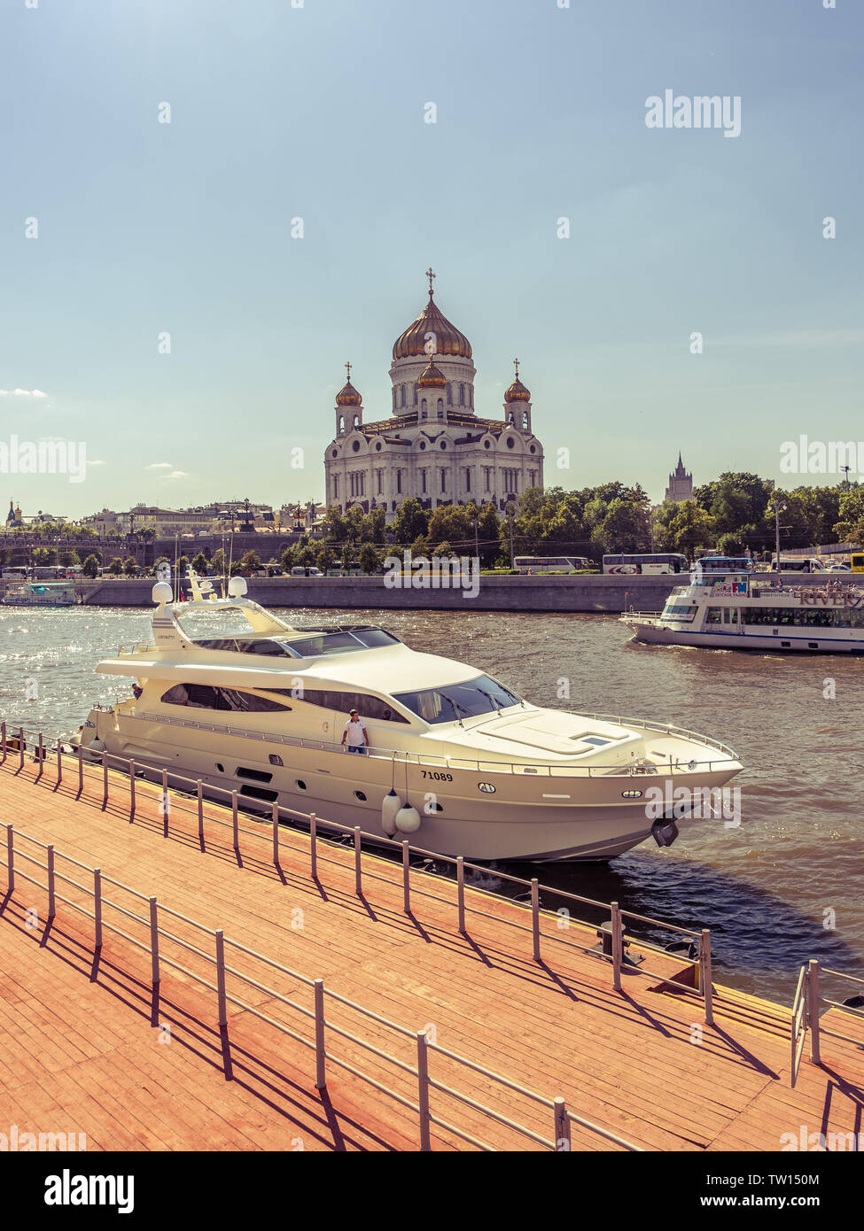 Mosca, Russia - Lug 25, 2015: barca di lusso ancorata sul fiume di Mosca con la Cattedrale di Cristo Salvatore in background Foto Stock