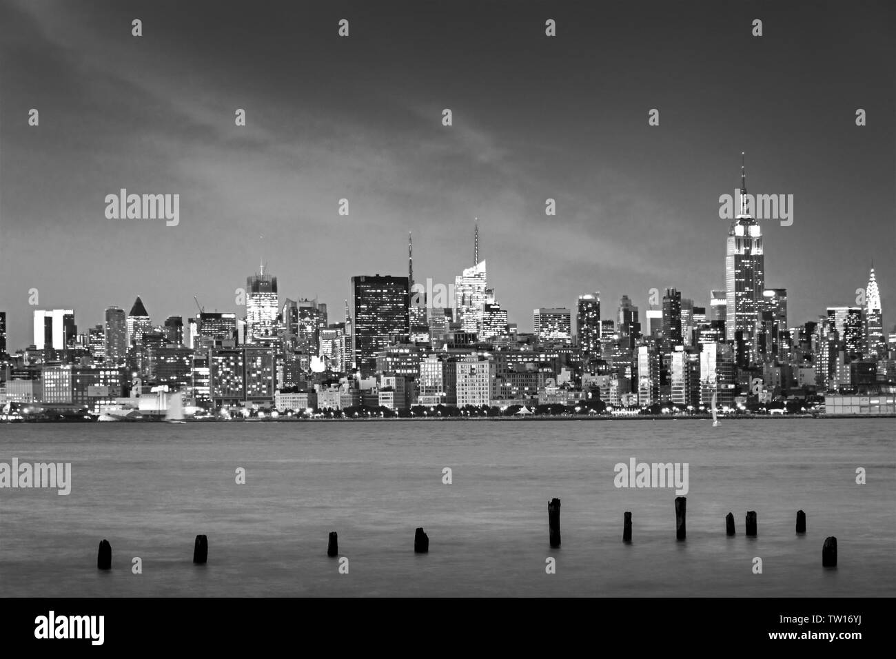Skyline di New York illuminata di notte, vista dalla città di Jersey Foto Stock