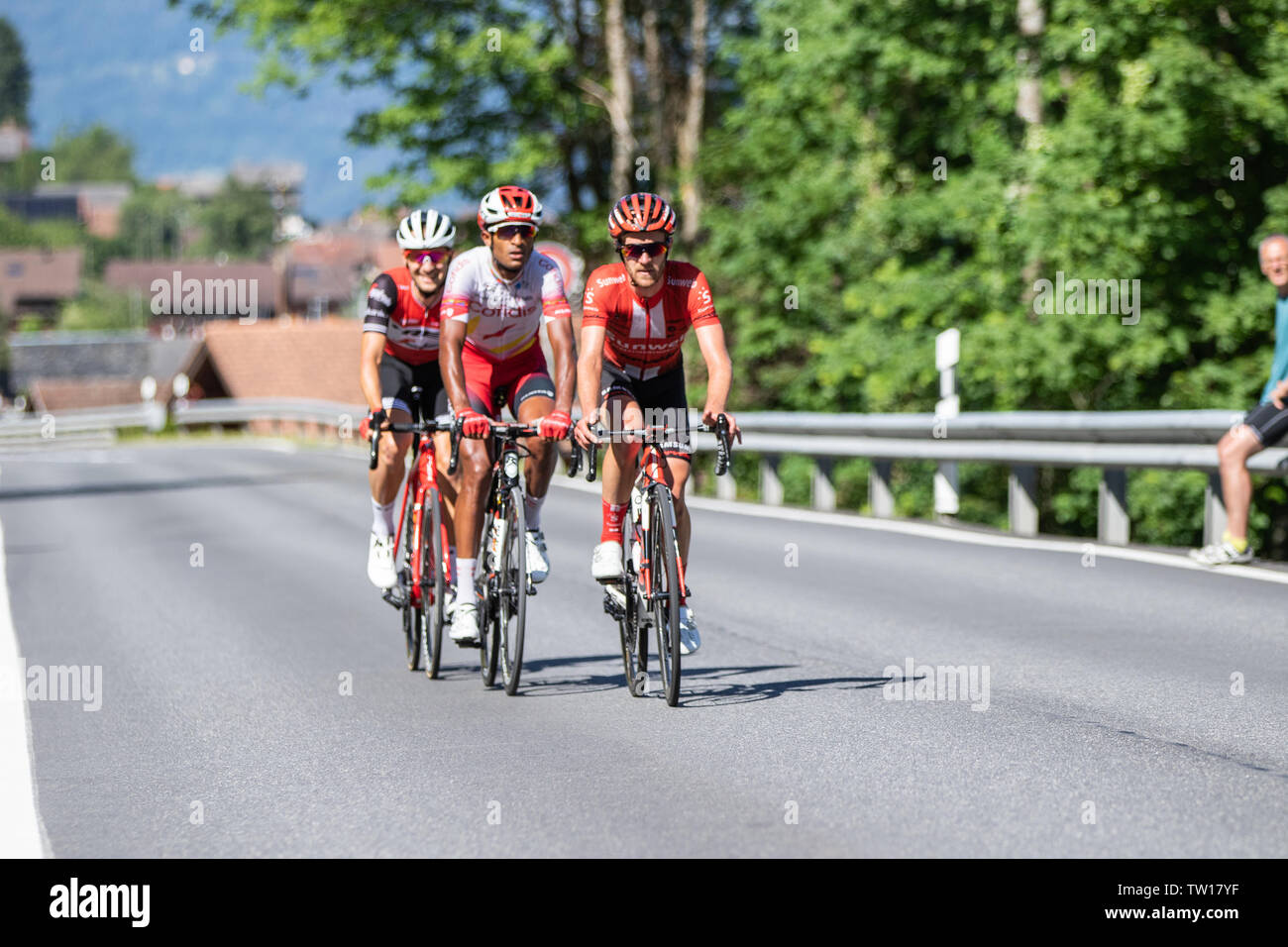 Pro ciclisti Escursioni in bicicletta a Critérium du Dauphiné 2019 sul modo per Champéry, fase finale di questa edizione Foto Stock