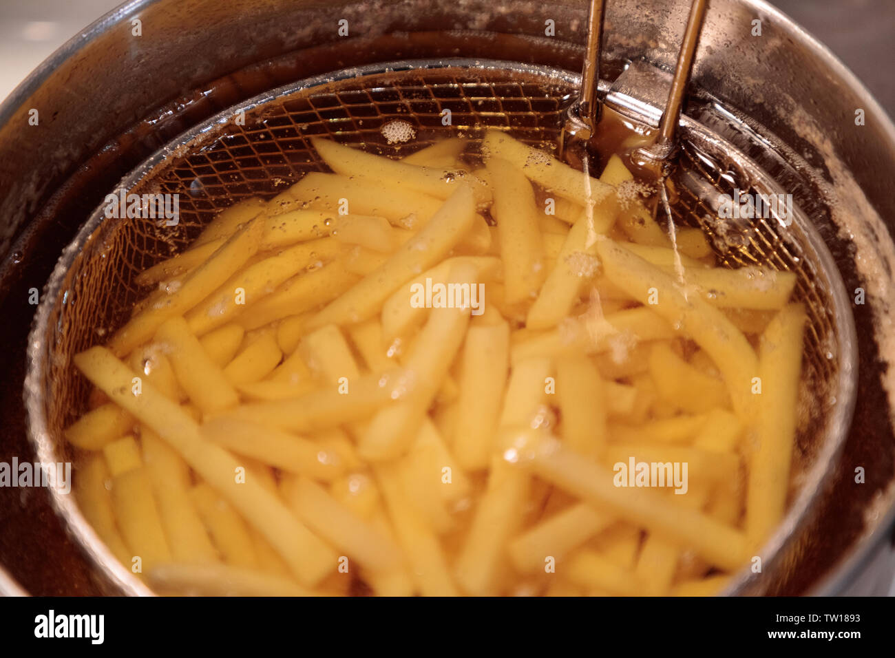 Le patatine fritte sono preparati in olio di close-up Foto Stock