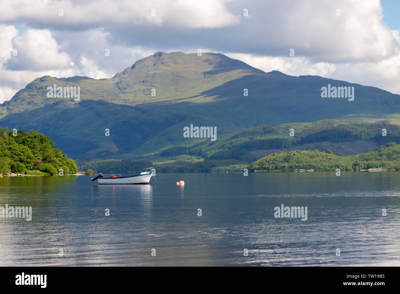 Vista sul Loch Lomond in un giorno nuvoloso Foto Stock