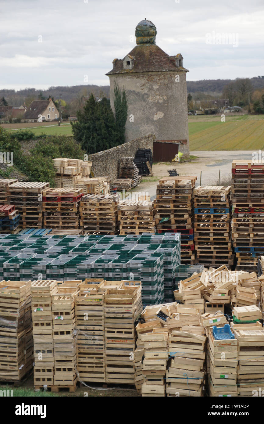 Antica pietra deposito di grano e una marea di scatole di imballaggio in campagna in Francia Foto Stock