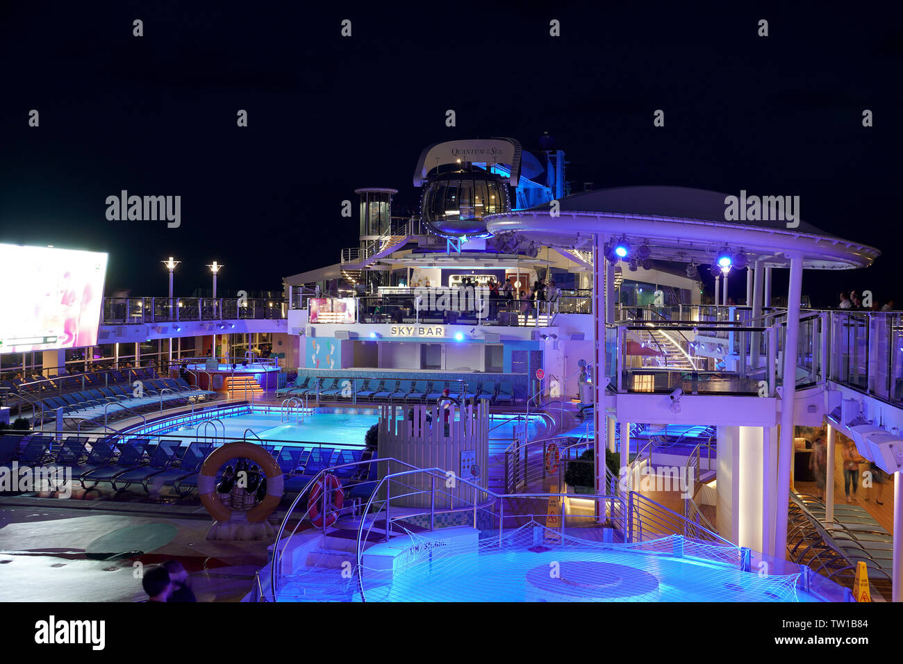 Ocean Quantum sotto la notte della Royal Caribbean International Cruise Line Foto Stock