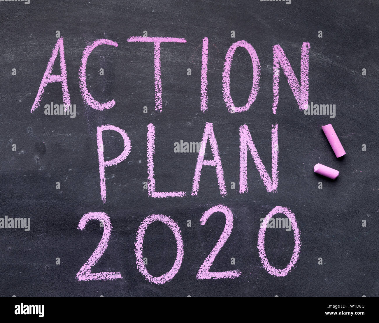 2020 Piano d'azione. Scrittura di testo con un gessetto sulla lavagna nera, spazio di copia Foto Stock
