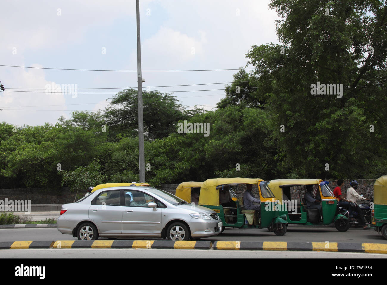 Il traffico su strada, New Delhi, India Foto Stock