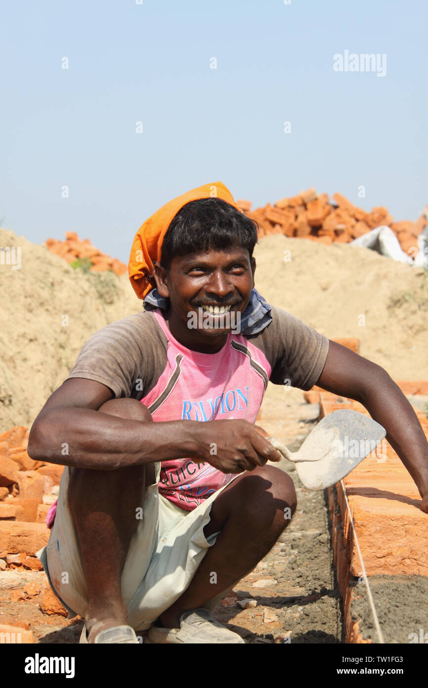 Mason che lavora in un cantiere, India Foto Stock