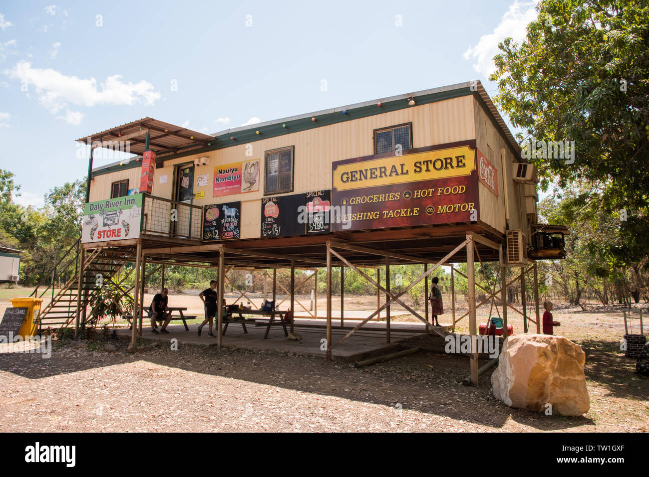 Il Daly, Northern Territory, Australia-September 15,2018: General store per il Daly River Inn con picnic turisti e bushland in Daly, Australia Foto Stock