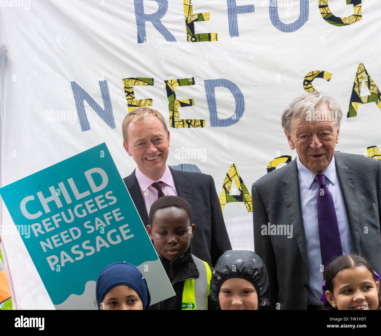 Londra 18 giugno 2019 passaggio sicuro campagna; una campagna che cerca di garantire un passaggio sicuro per unaccompaned bambini profughi Foto di Tim Faron MP (ldft) Signore Copie (a destra) il credito Ian Davidson/Alamy Live News Foto Stock