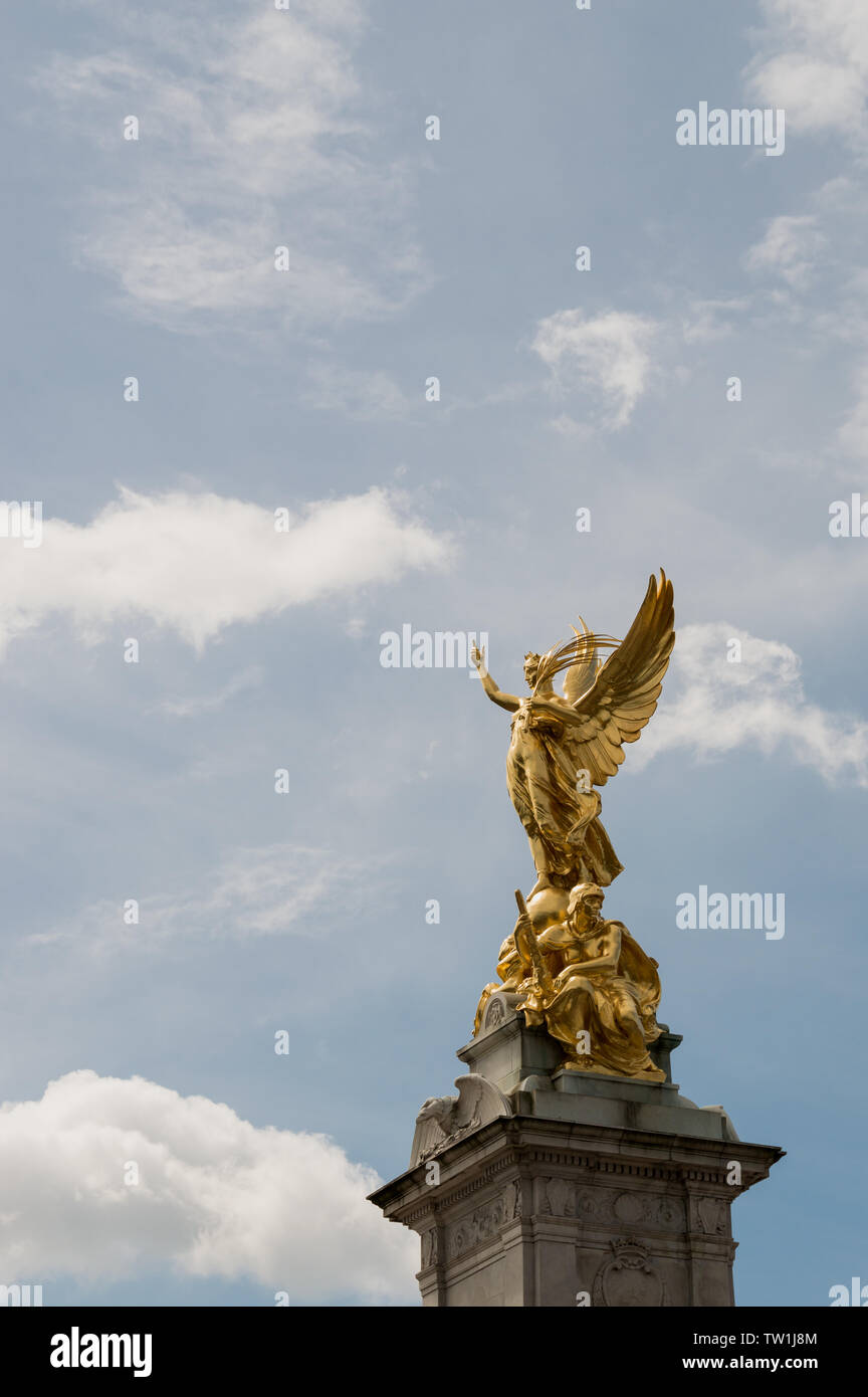 Queen Victoria Memorial di fronte a Buckingham Palace, London, Regno Unito Foto Stock