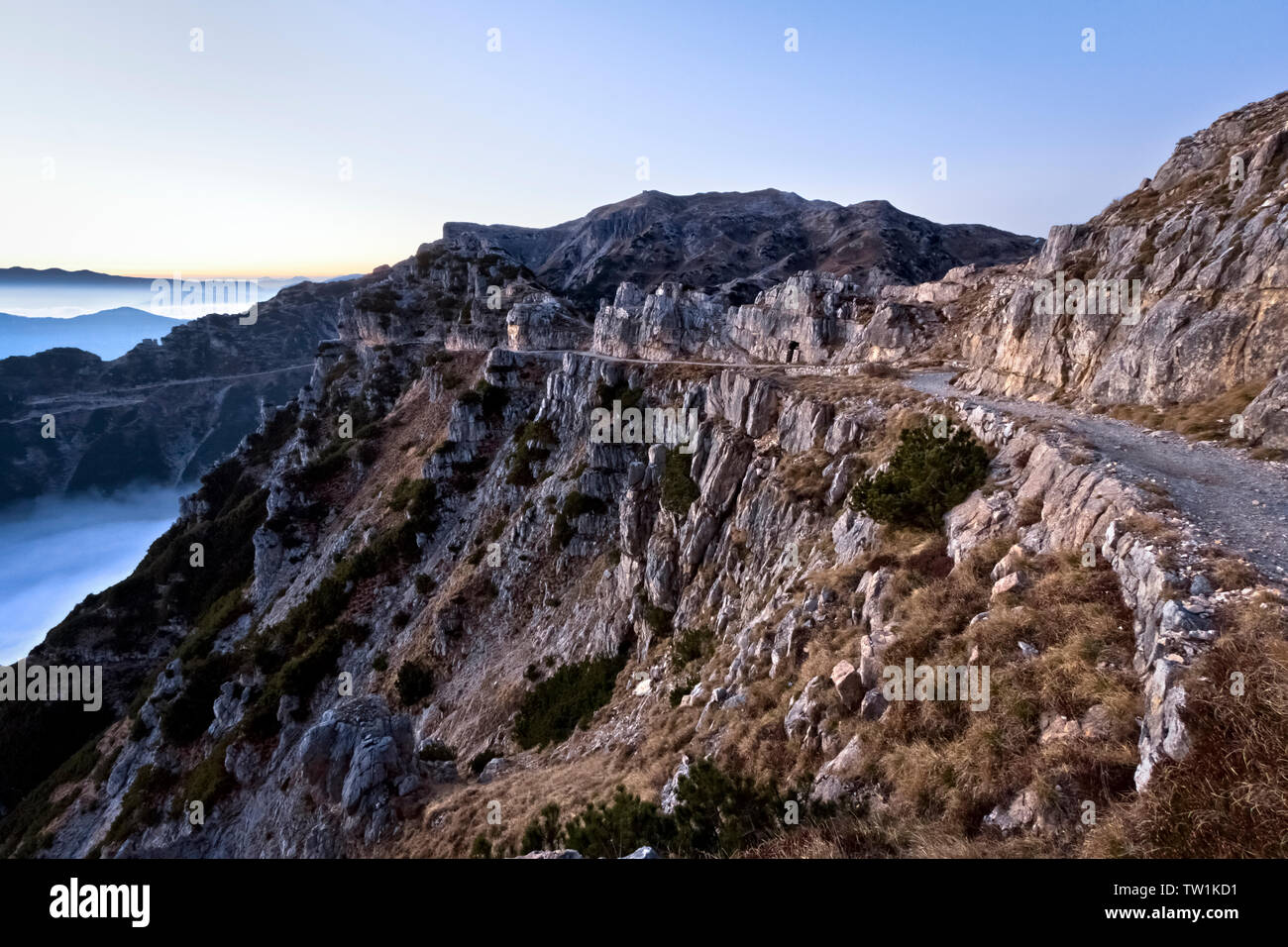 La Strada delle 52 gallerie (strada di 52 gallerie), il massiccio del Pasubio, provincia di Vicenza, Veneto, Italia, Europa. Foto Stock