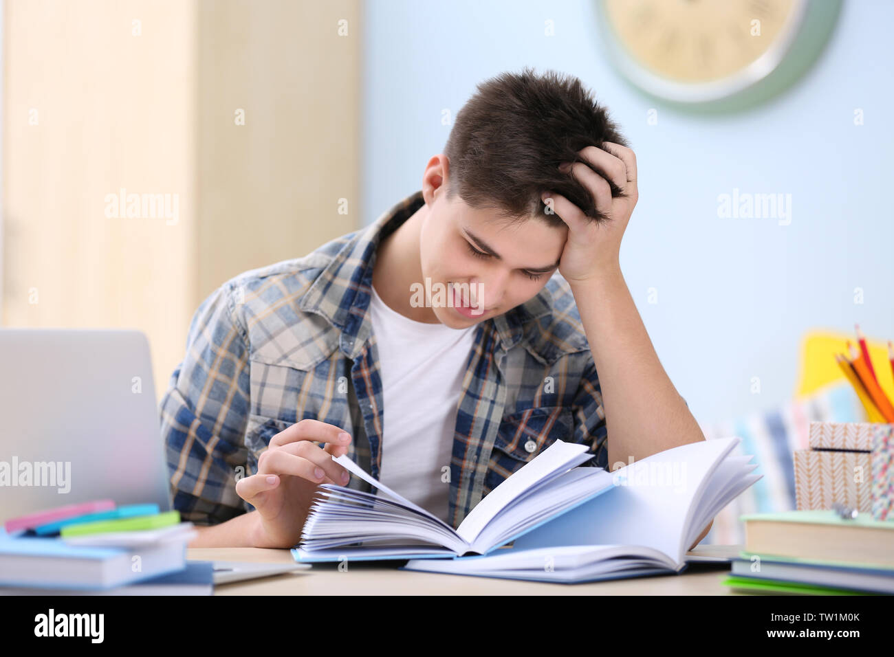 Adolescente seduta a tavola e lo studio a casa Foto Stock